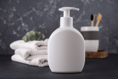 Modern karanlık banyo iç dekorasyonu için beyaz boş şampuan ya da losyon şişesi.