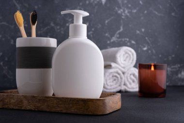 Modern karanlık banyo iç dekorasyonu için beyaz boş şampuan ya da losyon şişesi.