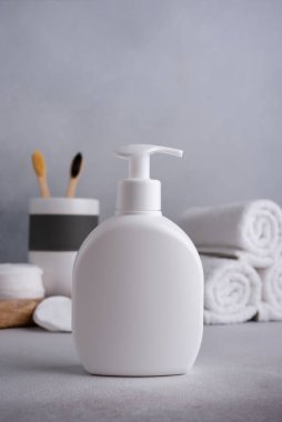 İskandinav banyosunun içi için beyaz boş şampuan ya da losyon şişesi.
