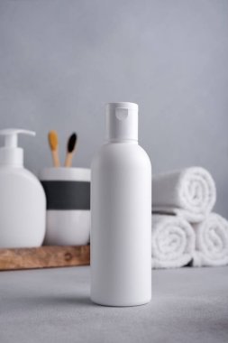 İskandinav banyosunun içi için beyaz boş şampuan ya da losyon şişesi.