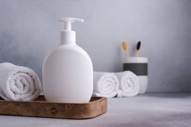 İskandinav banyosunun içi için beyaz boş şampuan ya da losyon şişesi.