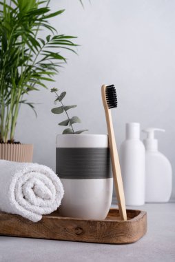 Bambu diş fırçalı banyo kompozisyonu. Çevre dostu vücut bakımı kavramı.