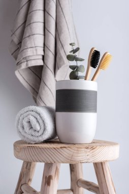 Bambu diş fırçalı banyo kompozisyonu. Çevre dostu vücut bakımı kavramı.