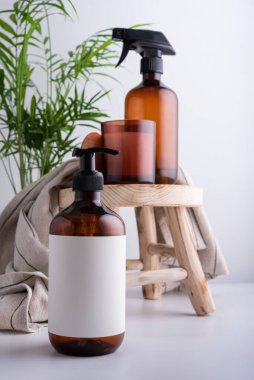 Duş jeli, sıvı sabun ya da banyodaki ahşap taburede şampuan olan çevre dostu kahverengi şeker kutusu.