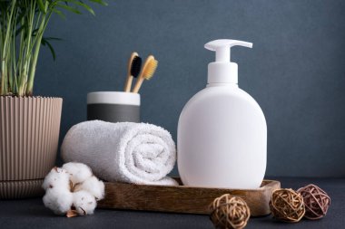 Modern karanlık banyo iç dekorasyonu için beyaz boş şampuan ya da losyon şişesi.