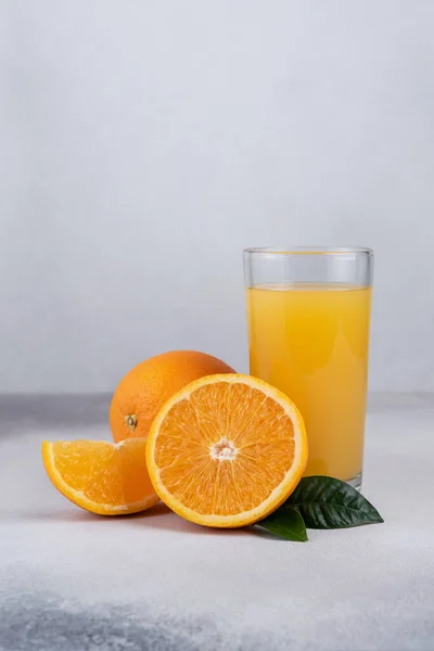 Vers Sinaasappelsap Glas Met Rijp Oranje Fruit Grijze Ondergrond — Stockfoto
