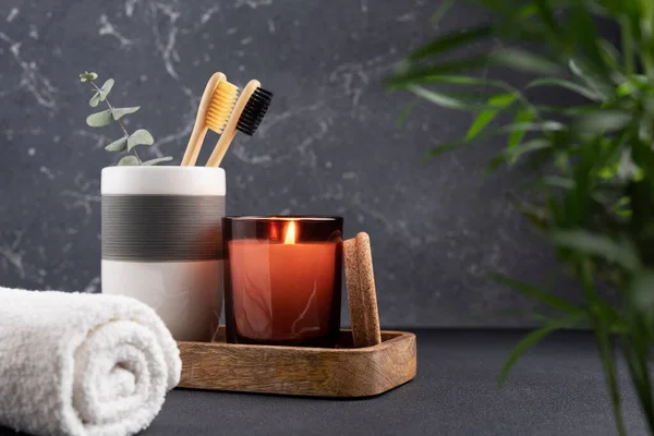 Αρωματικό Κερί Και Οδοντόβουρτσα Μπαμπού Σκούρο Εσωτερικό Μπάνιο — Φωτογραφία Αρχείου