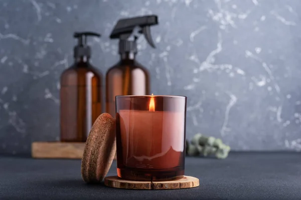 Wellness Komposition Mit Brennender Kerze Und Recycelten Spenderflaschen Für Naturkosmetik — Stockfoto