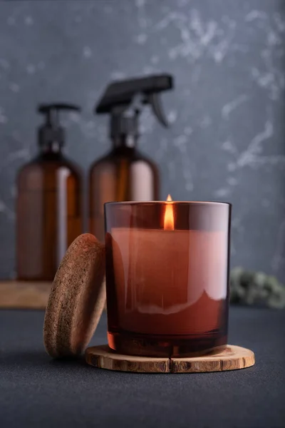 Wellness Komposition Mit Brennender Kerze Und Recycelten Spenderflaschen Für Naturkosmetik — Stockfoto