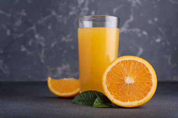 Čerstvý Pomerančový Džus Skle Zralým Pomerančovým Ovocem Tmavém Pozadí — Stock fotografie