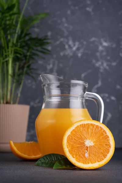 Glazen Kan Vers Sinaasappelsap Met Rijp Sinaasappelfruit — Stockfoto