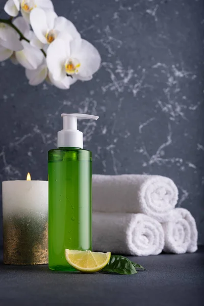 バスルームに立つヘアケアやスキンケアのための化粧品 天然緑のシャンプーまたはシャワージェル — ストック写真