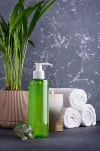バスルームに立つヘアケアやスキンケアのための化粧品 天然緑のシャンプーまたはシャワージェル — ストック写真