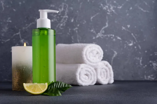 Produtos Cosméticos Para Cabelos Cuidados Com Pele Banheiro Shampoo Verde — Fotografia de Stock
