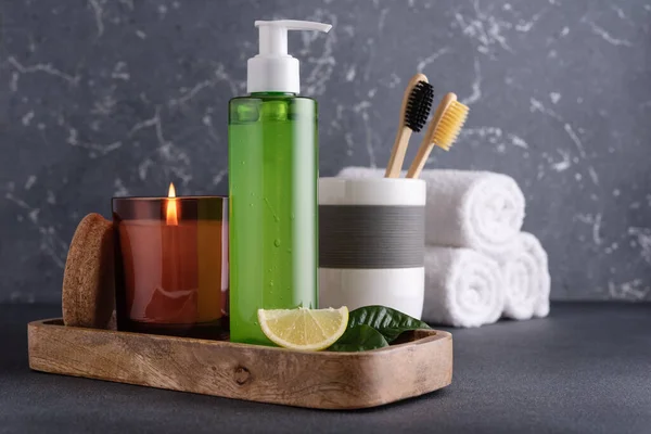 Naturkosmetikprodukte Für Das Badezimmer Grünes Duschgel Oder Shampoo Bambuszahnbürsten Und — Stockfoto
