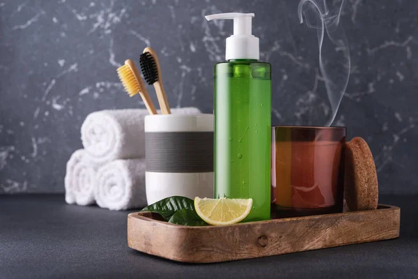 浴室的天然化妆品 绿色浴液或洗发水 竹子牙刷和香味蜡烛 — 图库照片