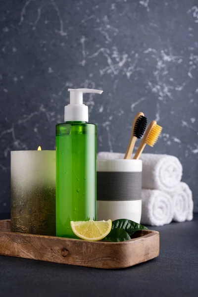 Tuvalette Duran Saç Cilt Bakımı Için Kozmetik Ürünler Doğal Yeşil — Stok fotoğraf