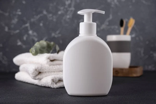 Modern Karanlık Banyo Dekorasyonu Için Beyaz Boş Şampuan Losyon Şişesi — Stok fotoğraf