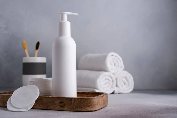 Branco Vazio Xampu Garrafa Loção Para Mock Interior Banheiro Escandinavo — Fotografia de Stock