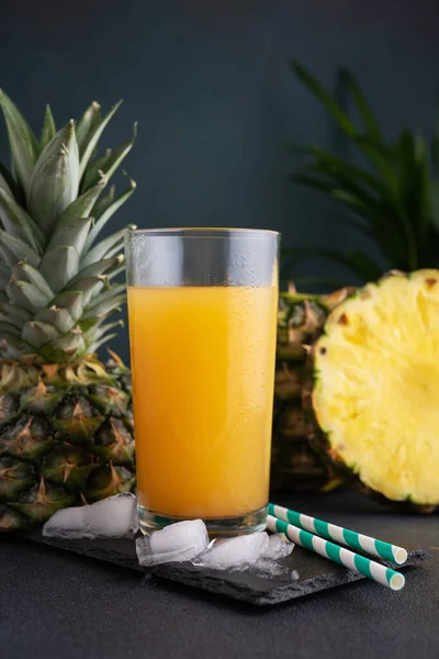 Ananassap Een Glas Met Ijs Verse Stukjes Ananas Donkere Achtergrond — Stockfoto