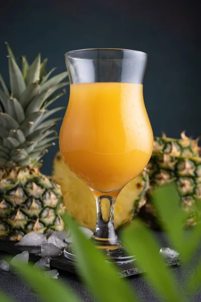 Ananassap Een Glas Met Ijs Verse Stukjes Ananas Donkere Achtergrond — Stockfoto