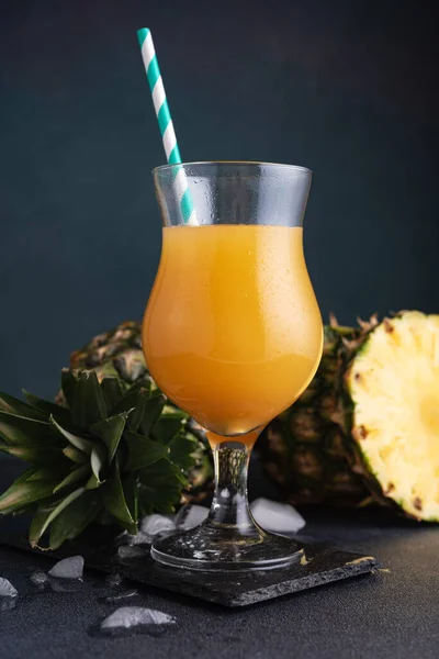 Ananassap Mocktail Een Glas Met Ijs Verse Ananasstukjes Donkere Achtergrond — Stockfoto