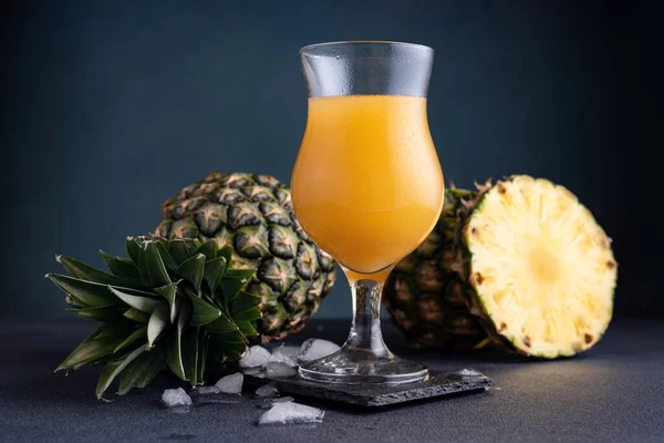 Ananassap Mocktail Een Glas Met Ijs Verse Ananasstukjes Donkere Achtergrond — Stockfoto