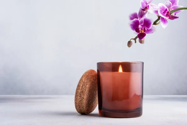 在棕色的玻璃杯里燃着香气蜡烛 家庭舒适和幸福的概念 — 图库照片