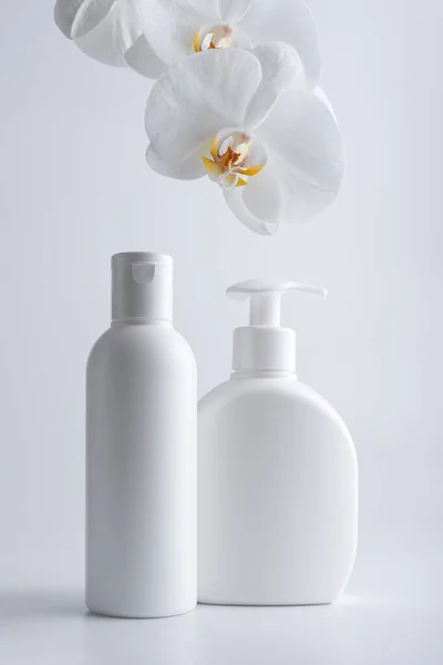 Grupo Botellas Cosméticas Blancas Para Plantilla Maqueta Con Una Orquídea —  Fotos de Stock