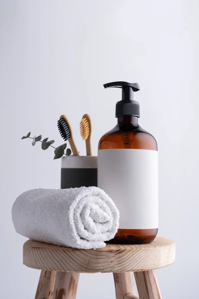 Duş Jeli Sıvı Sabun Banyodaki Ahşap Taburede Şampuan Olan Çevre — Stok fotoğraf
