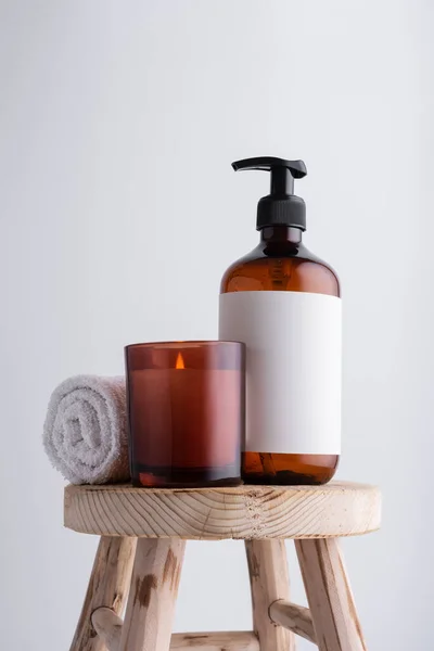 バスルームの木製のスツールにシャワージェル 液体石鹸またはシャンプー付きの環境に優しい茶色のディスペンサー — ストック写真
