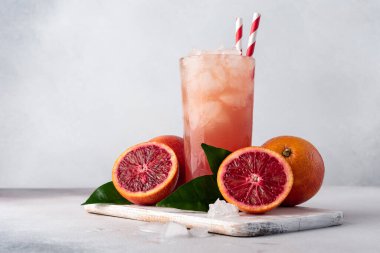 Meyve suyu ya da kırmızı Sicilya portakalından bir bardak buzlu kokteyl. Meyve içeceği tazeleniyor.