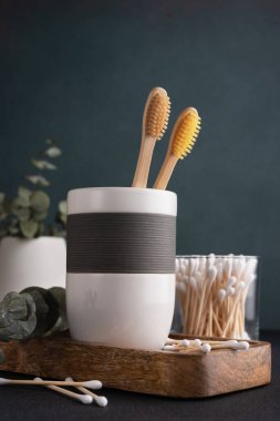 Bambu diş fırçası ve diğer banyo aksesuarları. Sağlık ve kaplıca konsepti.