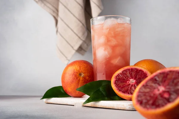 Juice Eller Cocktail Röda Sicilianska Apelsiner Med Isbitar Ett Glas — Stockfoto