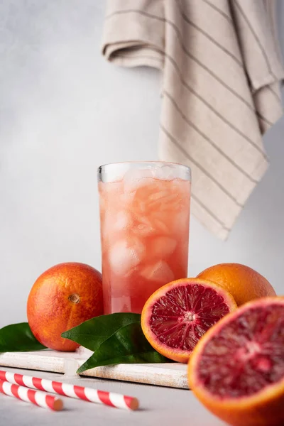 Sap Cocktail Van Rode Siciliaanse Sinaasappels Met Ijsblokjes Een Glas — Stockfoto