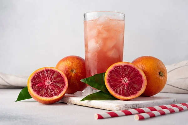Piros Szicíliai Narancslé Vagy Koktél Jégkockákkal Egy Pohárban Frissítő Gyümölcsital — Stock Fotó