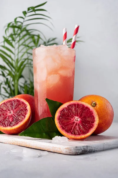 红色西西里橙子的果汁或鸡尾酒 杯子里有冰块 更新水果饮品 — 图库照片