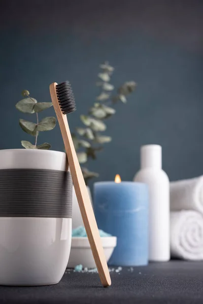 竹制牙刷 毛巾和其他浴室配件 健康和温泉概念 — 图库照片