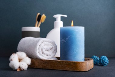 Ev dekorasyonu ve iç dekorasyon. Güzel yanan mum ve banyo aksesuarları.