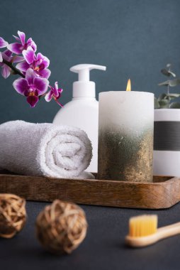 Ev dekorasyonu ve iç dekorasyon. Güzel yanan mum ve banyo aksesuarları.