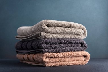 Bir yığın temiz ve katlanmış havlu. Banyo ve tatil köyü kavramı.