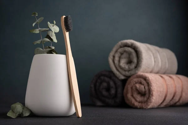 天然环保竹子牙刷及浴巾 — 图库照片