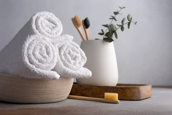 白色的浴室毛巾和天然竹子牙刷 温泉与健康概念 — 图库照片