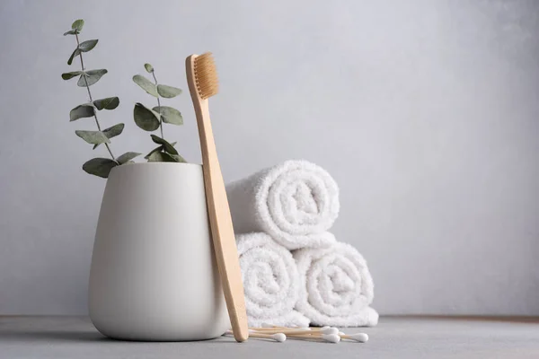 天然环保竹制牙刷及白色浴巾 — 图库照片