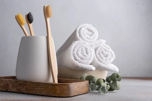 Φυσικό Φιλικό Προς Περιβάλλον Οδοντόβουρτσα Μπαμπού Και Λευκό Μπάνιο Πετσέτες — Φωτογραφία Αρχείου