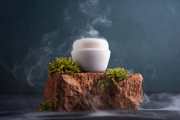 天然有机化妆品的概念 用苔藓把白色的化妆品罐放在石头上 产品的模型化 — 图库照片