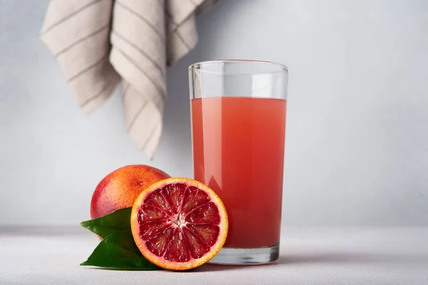 Röd Apelsinjuice Glas Med Halverade Apelsinfrukter — Stockfoto