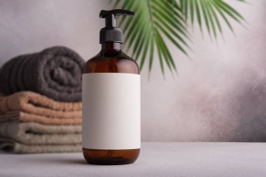 Geri dönüşümlü plastik pompa şişesi. Sahte beyaz etiketli. Salon tedavisi konsepti, minimalizm marka paketleme maketi.