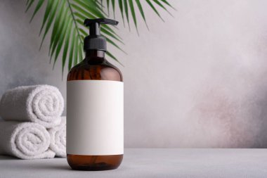 Geri dönüşümlü plastik pompa şişesi. Sahte beyaz etiketli. Salon tedavisi konsepti, minimalizm marka paketleme maketi.