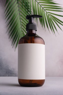 Geri dönüşümlü plastik pompa şişesi. Sahte beyaz etiketli. Salon tedavisi konsepti, minimalizm marka paketleme maketi.